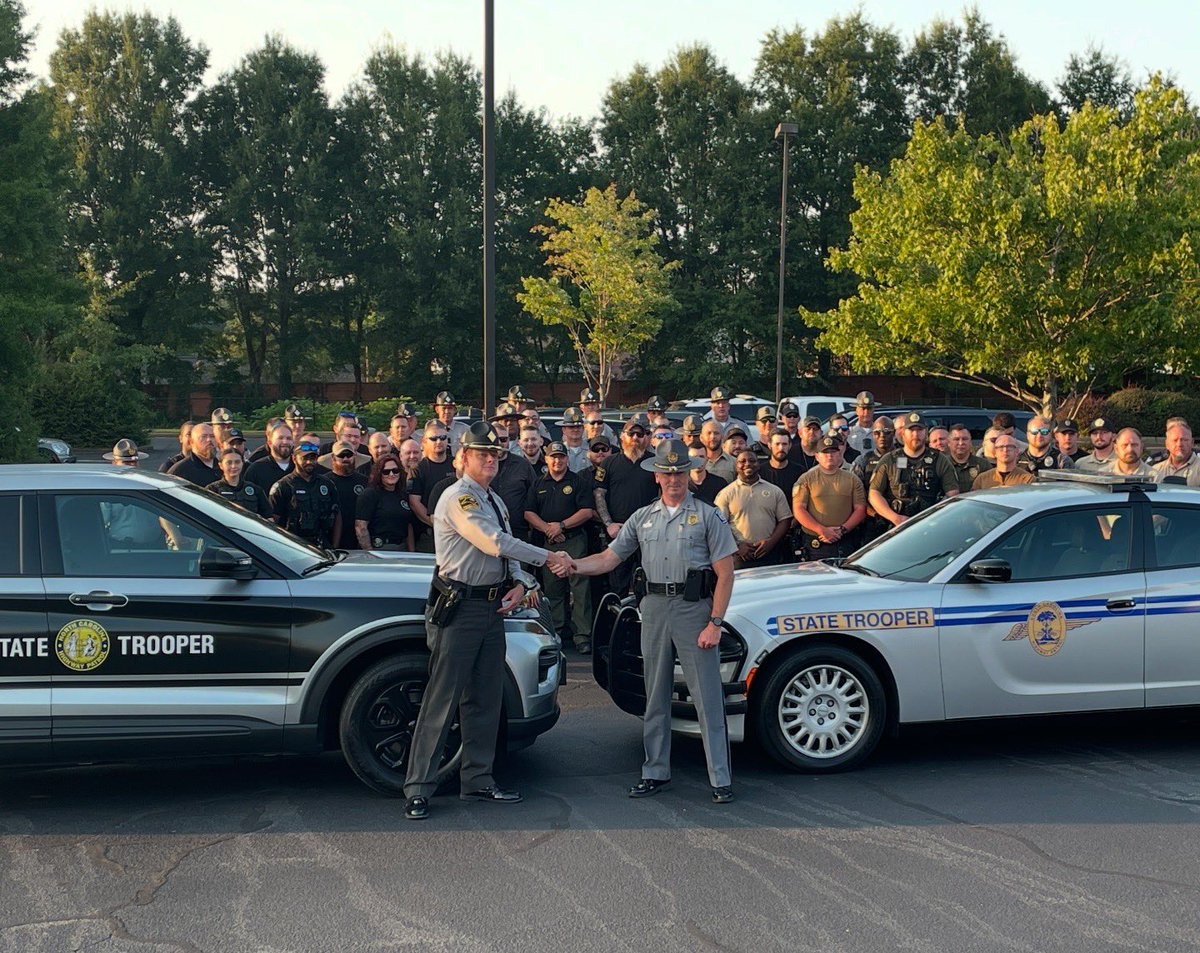 SCHP_Troop1's tweet photo. Hands Across the Border continues this evening with multiple Traffic Safety Checkpoints at the SC/NC state lines. 

Law Enforcement agencies from South Carolina and North Carolina are working together to stop impaired drivers from endangering the lives of others!

#schp #nchp #lawenforcement #soberorslammer
