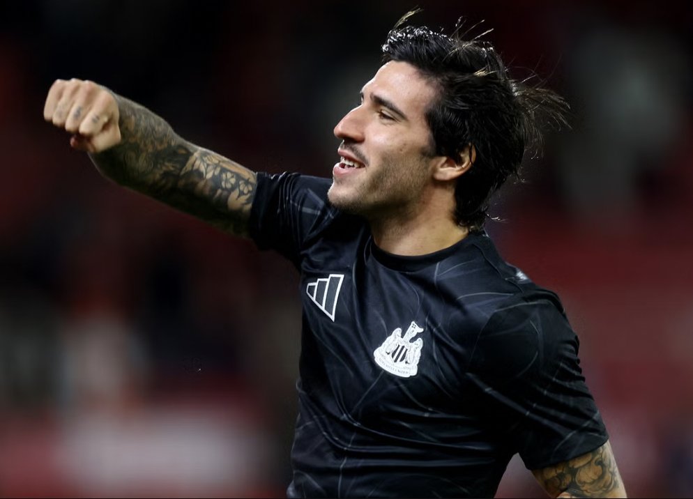 vinyljunkie's tweet photo. Tonali's one-touch passes today were pure magic, and that paceโwow! Had no idea he was this fast. Heโs going to be a game-changer for us this season! ๐ฅ #NUFC #NUFCFans #NFFCNEW
... and that kit is beautiful! https://t.co/bELESJUSA2