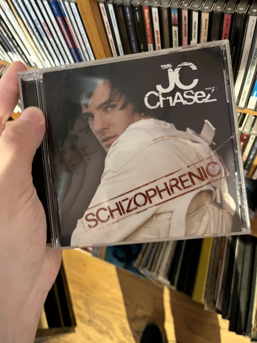 lzeofthew0rld's tweet image. found the mona lisa at a bookstore today