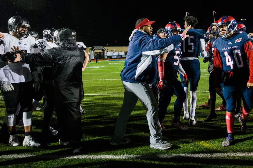 Coaches revive Bishop Lynch-Bishop Dunne rivalry after five-year hiatus 💥🏈

The nearly 60-year-old rivalry will be renewed at Roffino Stadium on Friday in the schools’ first meeting since 2019. 👀

Read more: dallasnews.com/high-school-sp…