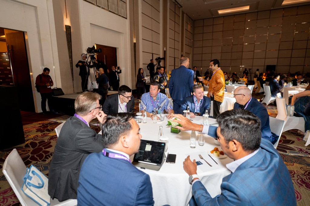 BloombergLive's tweet photo. At #BBGCEOForum network with top venture capitalists, industry leaders and financial trailblazers to grow partnerships and gain strategic insights on 9/4 in Jakarta. https://t.co/udaoPLzf1j https://t.co/4wrlkZtoYd