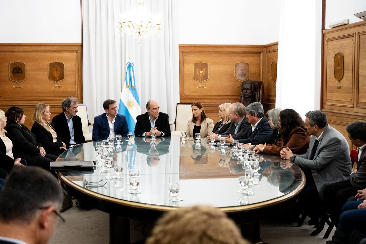 Recibí a intendentes de Córdoba, con quienes dialogamos sobre sus municipios y la relación con la provincia y la Nación.

Estuvieron presentes, también, el vicejefe de Gabinete del Interior, <a href="/catalanlisandro/">Lisandro Catalán</a>, el secretario de Provincias y Municipios, Javier Milano y la diputada