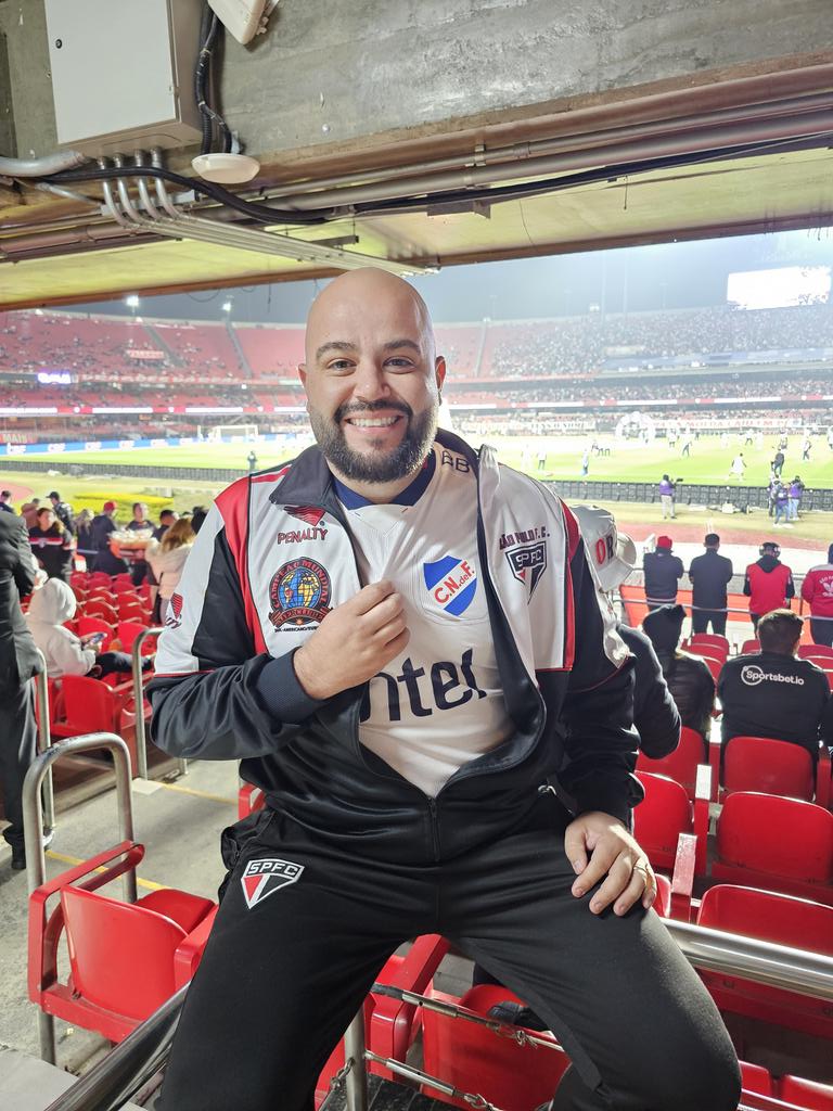As vezes que vim ao MorumBIS sem a camisa do Tricolor foi a trabalho. Mas hj é diferente, triste pela perda do Juan, mas assistir ao SP é sempre bom! Então vamos prestar todas as homenagens possíveis! Infelizmente a tragédia nos uniu! E estaremos ligados pra sempre!

🖤