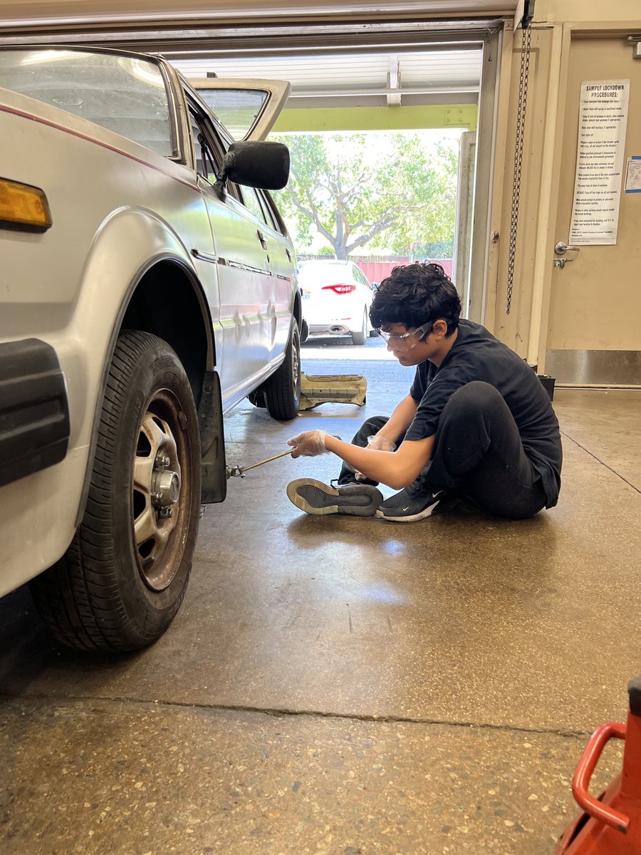 Can you change a tire✔️ We can! Gunn Auto shop students debut performance today was a success! Thanks PiE! Thanks CTE! #pausdpromise ⁦<a href="/PaloAltoUnified/">PAUSD</a>⁩ ⁦<a href="/EOlahPAUSD/">Erik Olah</a>⁩ ⁦<a href="/PausdEdServices/">PAUSD - Educational Services</a>⁩ ⁦@DonAustin_SUP⁩