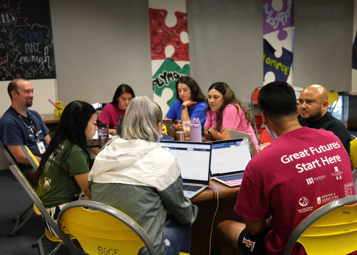 FoothillsBGC's tweet photo. Teamwork makes the dream work! 💙 Did you know our site leaders have weekly meetings to connect, discuss, and continue fine-tuning strategies to build Great Futures? ✨ https://t.co/lzPWKxbg16