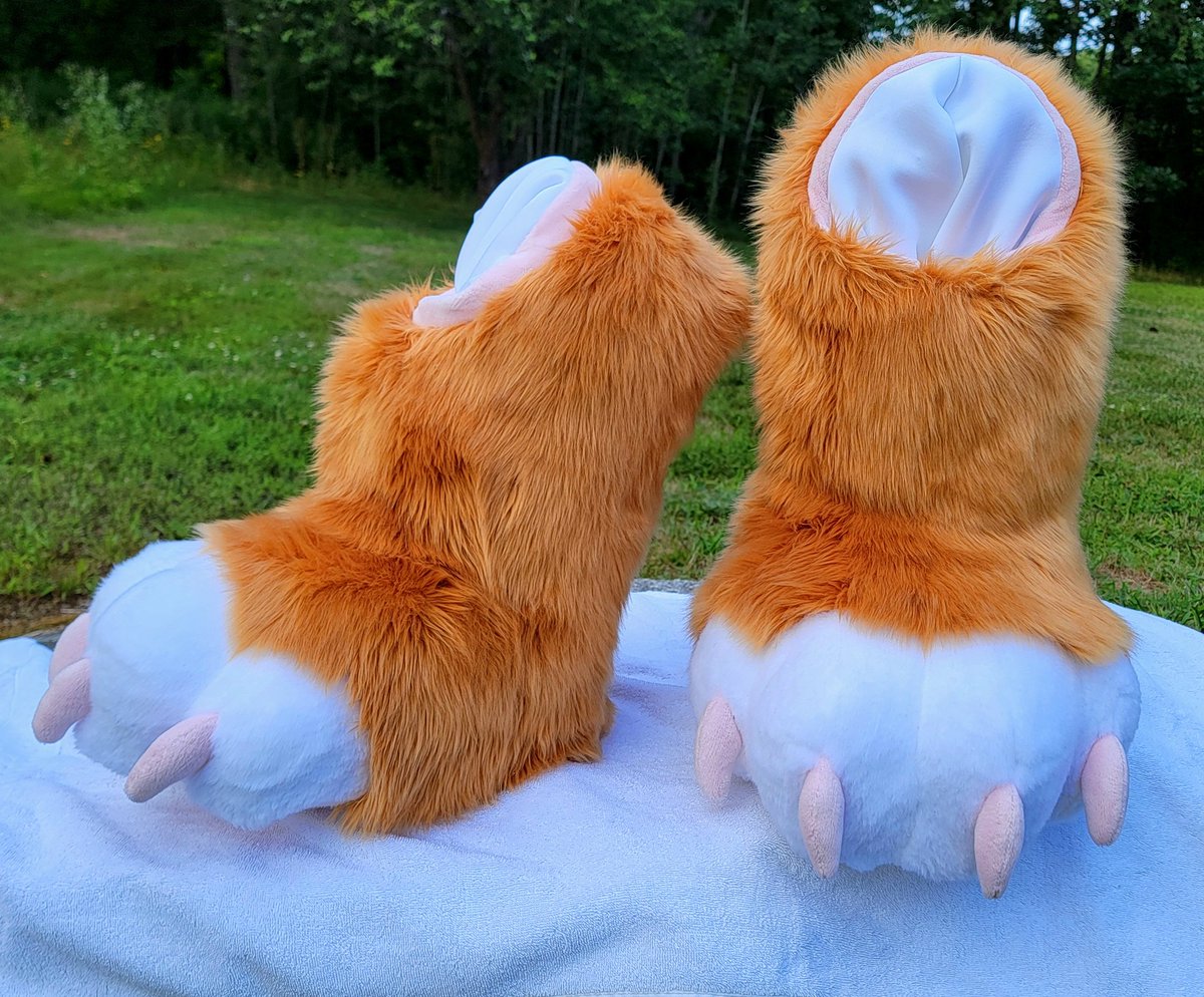 Hey is been a while!! 

I've been super busy trying to clear my comm queue but should be posting a lot more soon!

Have a recent paw and tail commissions!

#fursuitmaker #fursuitmaking  #fursuitcommissionsopen #fursuitcommissions #fursuits #furrycommission #furry  #fursuit