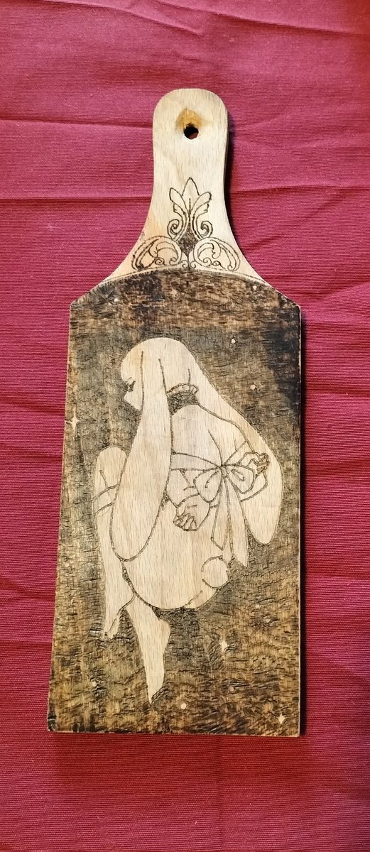 Está magnífica pala pirograbada se ha ido a las manos de <a href="/SraMariuska/">MariuskaShadowsky</a> para usarla con una conejita muy especial