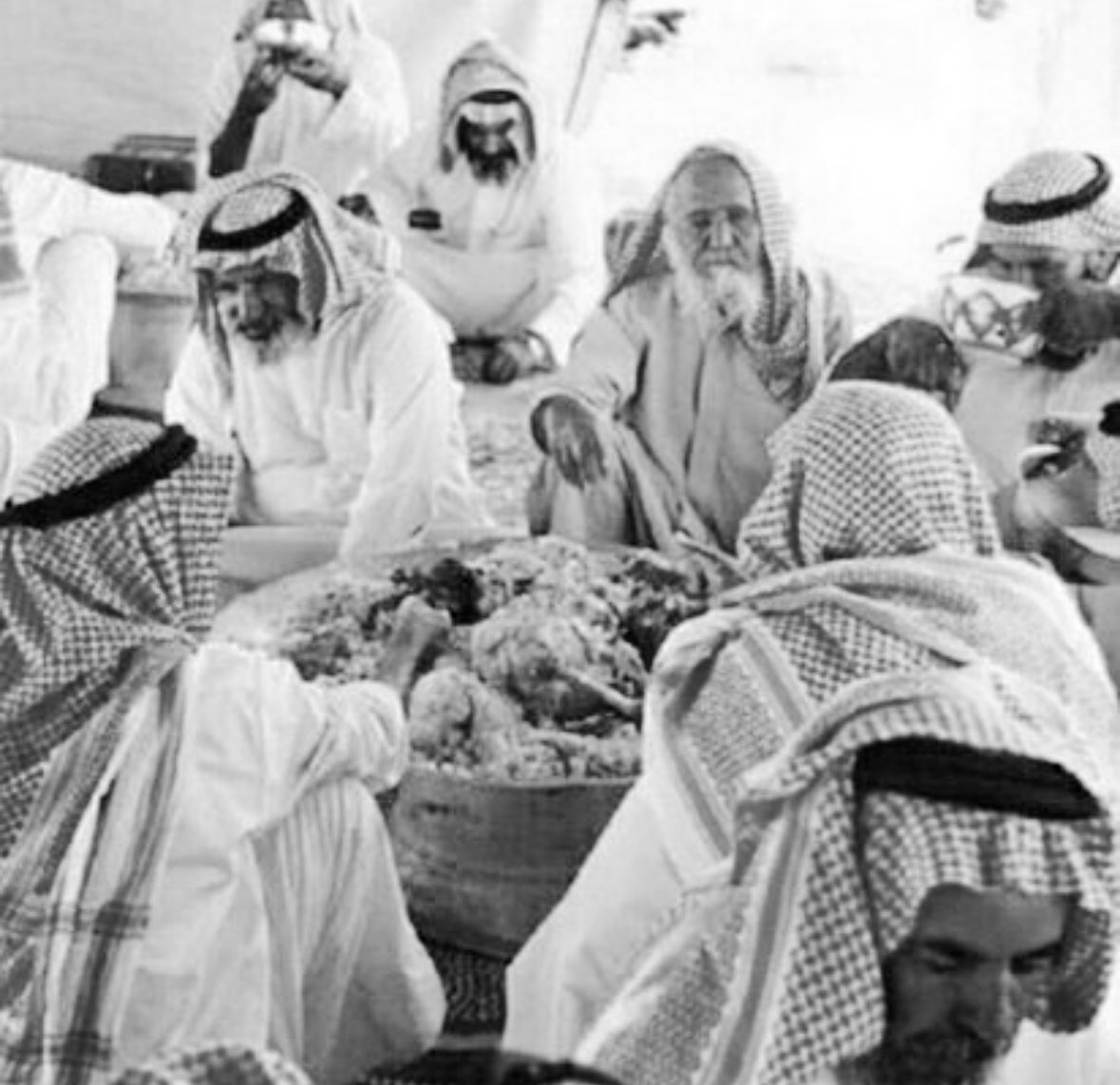 اليا اقضبوك الرجال بطيب وإلا معروف
اشقح كبار الهقاوي لا تجي دوونها

واليا نصوك الضيوف انطح عيون الضيوف
ترا عيون الضيوف اوسع من ابطونها