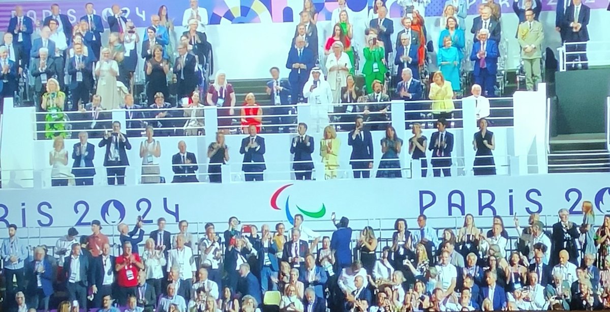 Sur l'air l🎶🎤 des #ChampsElysees of course 🥰🥰🥰
Wow la délégation 🇫🇷 💙🤍❤️ grande classe #TeamFrance 👍🏽 🤩 
#ceremoniedouverture
#JeuxParalympiques 
#Paralympic2024