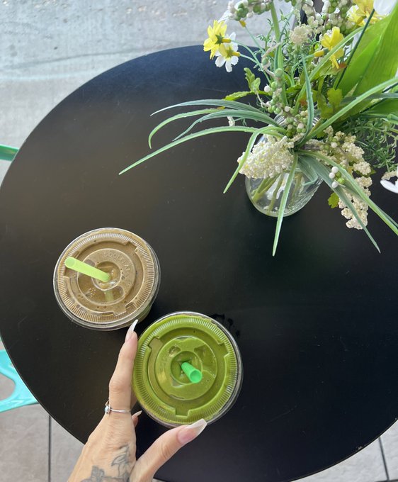 Just finished up my shoot! Send for me &amp; my sisters smoothies 💖 https://t.co/juf48vaYq4