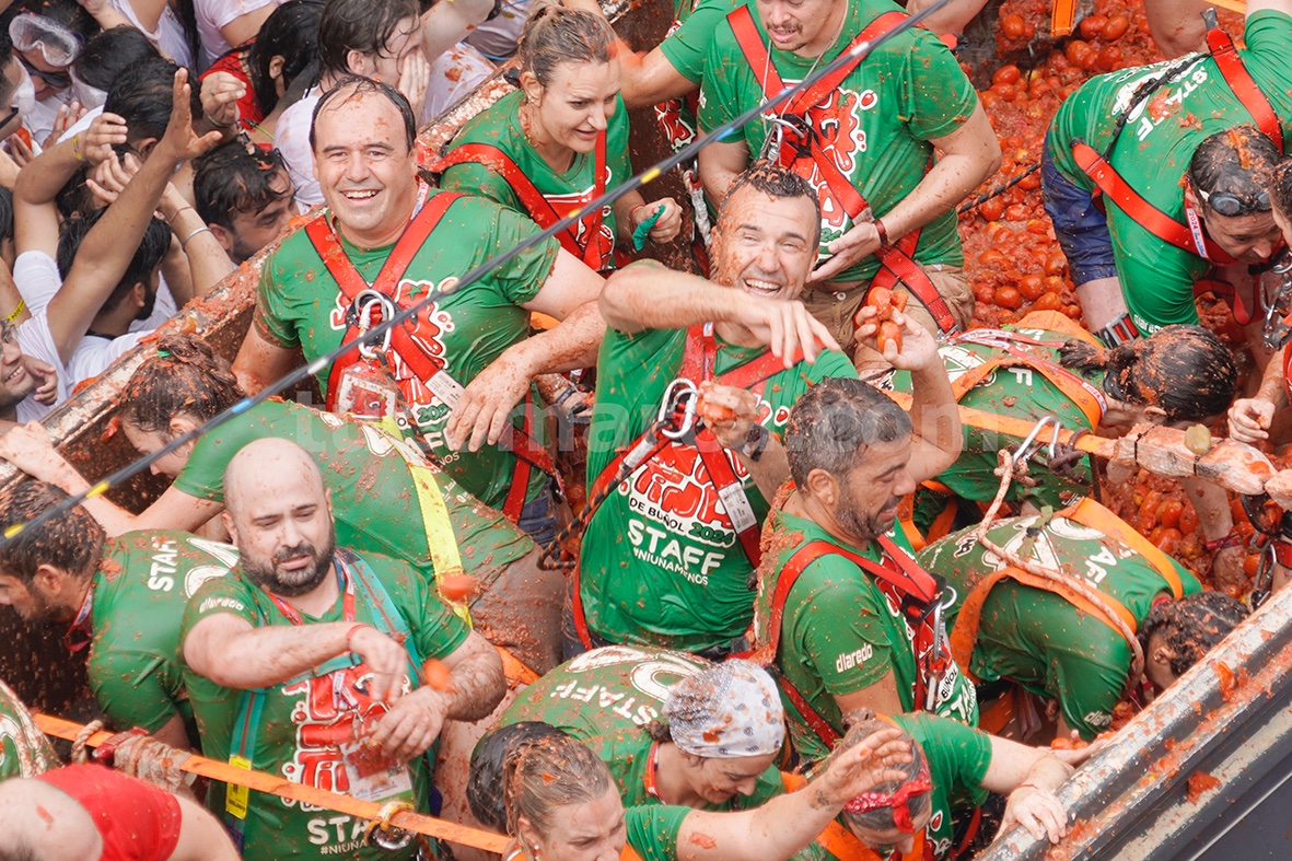 Fotogalería: así se ha vivido La Tomatina 2024 que ha vuelto a poder seguirse en directo por tucomarca televisión <a href="/generalitat/">Generalitat</a> <a href="/dipvalencia/">Diputació de València</a> <a href="/LaTomatinaInfo/">La Tomatina Oficial</a> @carlos_mazon_ <a href="/Vicente_Mompo_/">Vicente Mompó Aledo</a> <a href="/AytoBunyol/">Ayuntamiento Buñol</a> tucomarca.com/wordpress/segu…