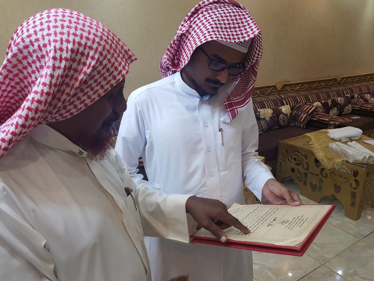 alkhirat_'s tweet photo. صورة تجمعني بالشريف الماجد الأستاذ الفاضل حسين بن منصور بن علي بن عبيد الجعفري في منزله في مدينة القنفذة وهو صاحب مشجرات آل تقاديم حيث قد أطلعنا على ما لديه من مشجرات نسبية قيمة فنعم الشريف الكريم ولا يستغرب الفضل من  أهله وقد كانت هذه الزيارة في سنة ١٤٤٠. https://t.co/Myg2e4Ji6n