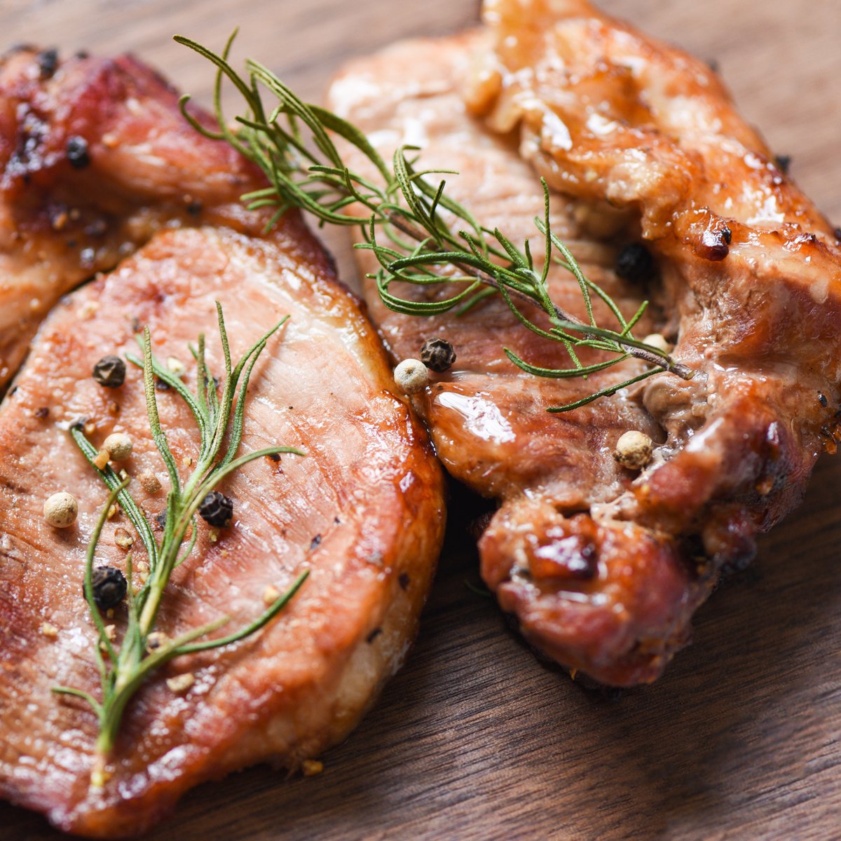 🍁 La #carne de #cerdo canadiense está sujeta a las normas más exigentes y a unos productores que tienen prácticas agropecuarias seguras y respetuosas del #MedioAmbiente, ofreciendo confianza en los productos de carne de cerdo a los compradores. saboresdecanada.mx/productos.php?…
