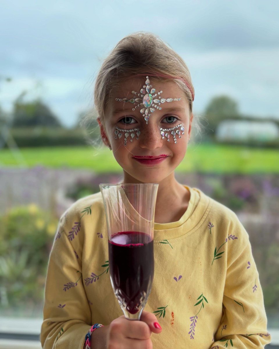 feigherysfarm's tweet image. Beetroot Juice for that extra sparkle! ✨ 

#FitForAPrincess 👑

Back to School essentials… Beetroot Juice is perfect for strengthening the Immune system and keeping little bodies healthy and strong 🌱

#beetrootjuice #backtoschool #immunity #vitaminc #HealthyHabits