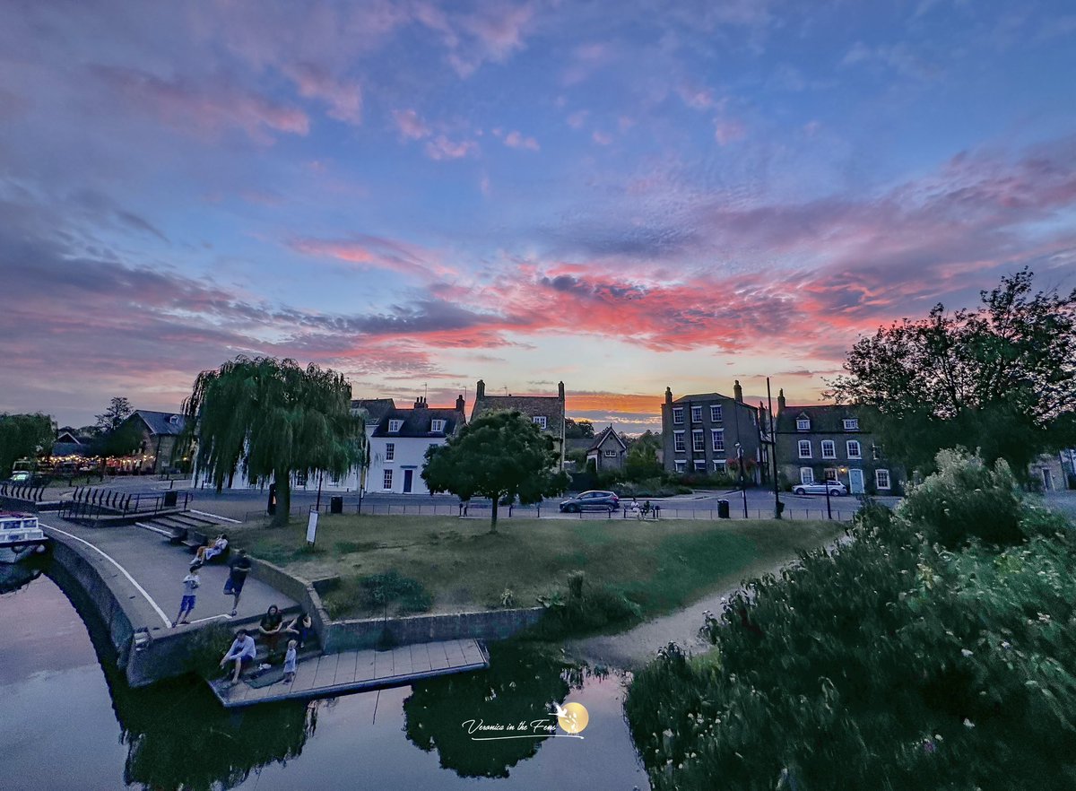 VeronicaJoPo's tweet image. A few more photos from the Red &amp;amp; Pink Sky this evening over Ely Riverside in Cambridgeshire.
#Redsky #LovEly #thefens #Sunset