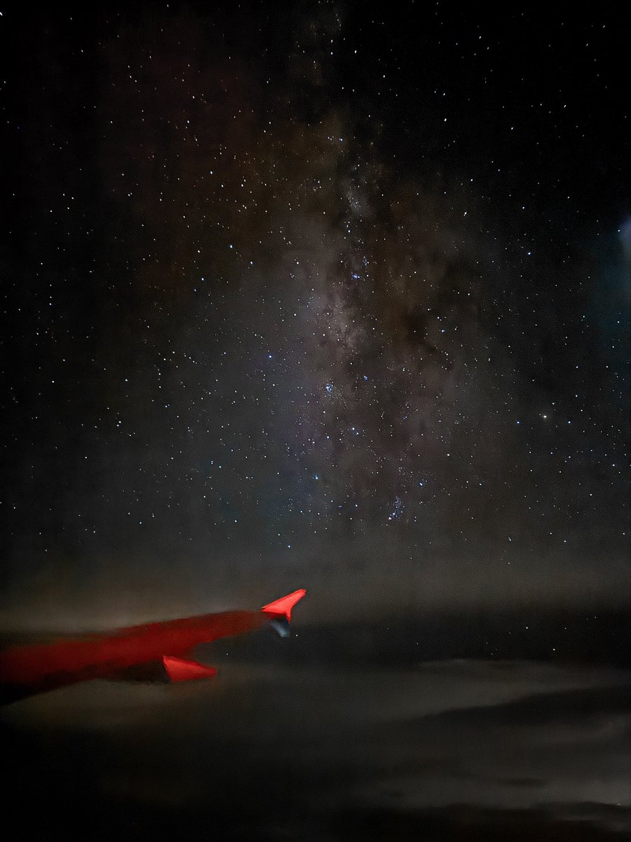 saleh_alsaqabi_'s tweet photo. بعد محاولات كثيرة قدرت اصور 🤳🏼
🌌
مجرة درب التبانة من نافذة السعودية ✈️
فوق نيوم 🇸🇦 https://t.co/4ARvW7rCeG