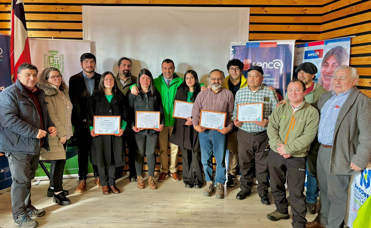 Juaneduardoconc's tweet photo. En la finalización del CURSO DE “CURTIEMBRE EN CUERO” que organizamos como #MUNICIPIO por medio de nuestra #OMIL, con el apoyo del #Sence.

Seguimos capacitando a nuestras vecinas y vecinos en nuevos oficios. https://t.co/iRJaav2Xpx