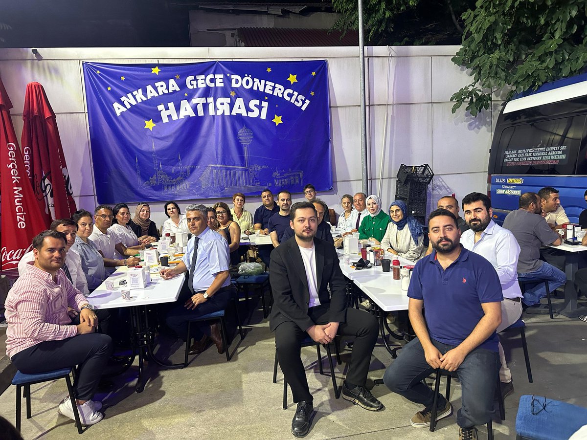 Yönetim kurulu toplantımızın ardından Altındağ ve Çankaya İlçe Başkanlarımız @erhancelikec ve @avsnnshn 'i Ankara Gece Dönercisi'nde ziyaret ettik. Misafirperverlikleri için teşekkür ederiz.
Hayırlı ve bol kazançlı olsun.