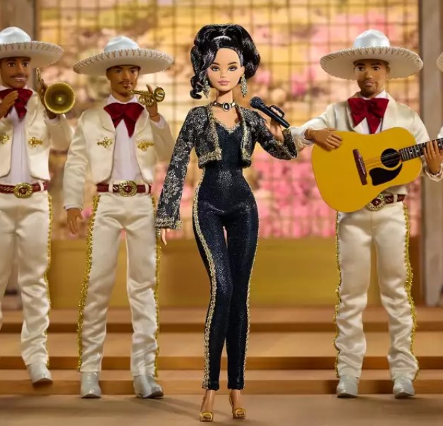 radio580nic's tweet image. 📍 Con motivo del octavo aniversario luctuoso de #JuanGabriel, #Mattell lanzó una #Barbie inspirada en uno de los atuendos que el cantante lució en sus presentaciones.