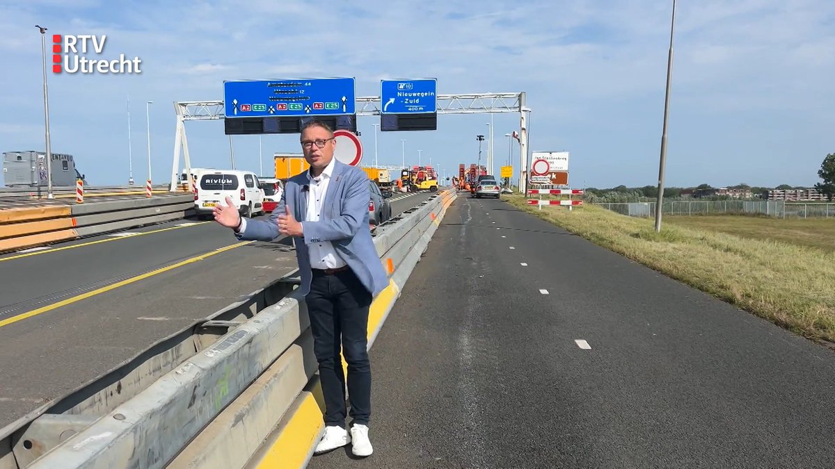 Het fietspad op de #JanBlankenbrug is 70 cm breder geworden. Blij dat <a href="/RWS_MN/">Rijkswaterstaat Midden-Nederland</a> aan onze wensen voor een veiliger fietspad tegemoet heeft kunnen komen. Het blijft een kleine stap, we fietsen liever op een echte fietsbrug. Foto: <a href="/rtvutrecht/">RTV Utrecht</a> met <a href="/joopvmontfoort/">Joop van Montfoort</a>