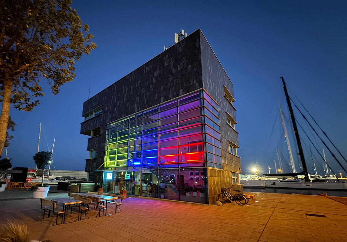 AjBadalona's tweet image. Avui fa un mes de les eleccions a Veneçuela. Il·luminem l&apos;edifici de la capitania del Port de #Badalona amb els colors de la bandera veneçolana per donar suport a la democràcia i a la voluntat del poble d&apos;aquest país.