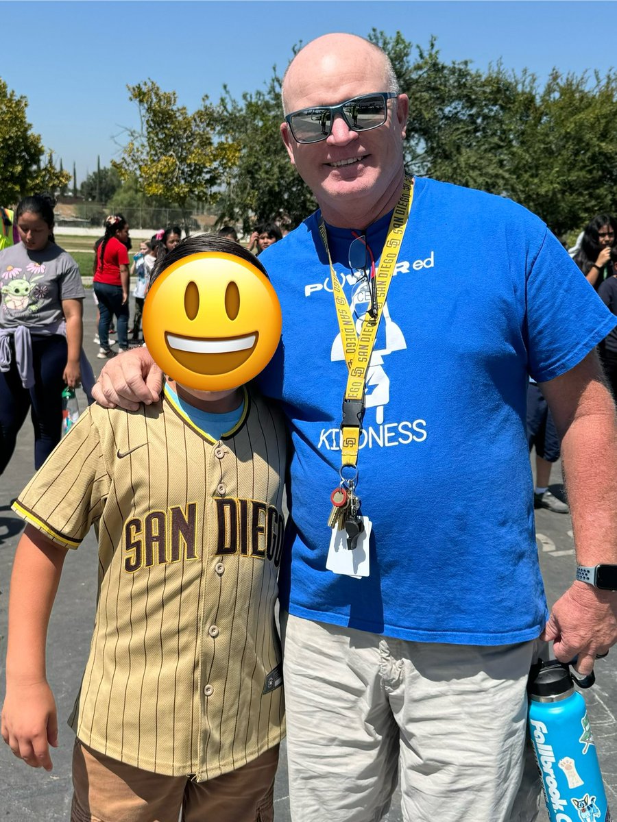 When one of your students is trying to get on the good side of the teacher.#proudtobevvusd @MariGoma951 <a href="/Columbia_VVUSD/">Columbia Elementary</a> <a href="/pharding2/">Phil Harding</a> <a href="/misschristi25/">Christi Longoria</a>