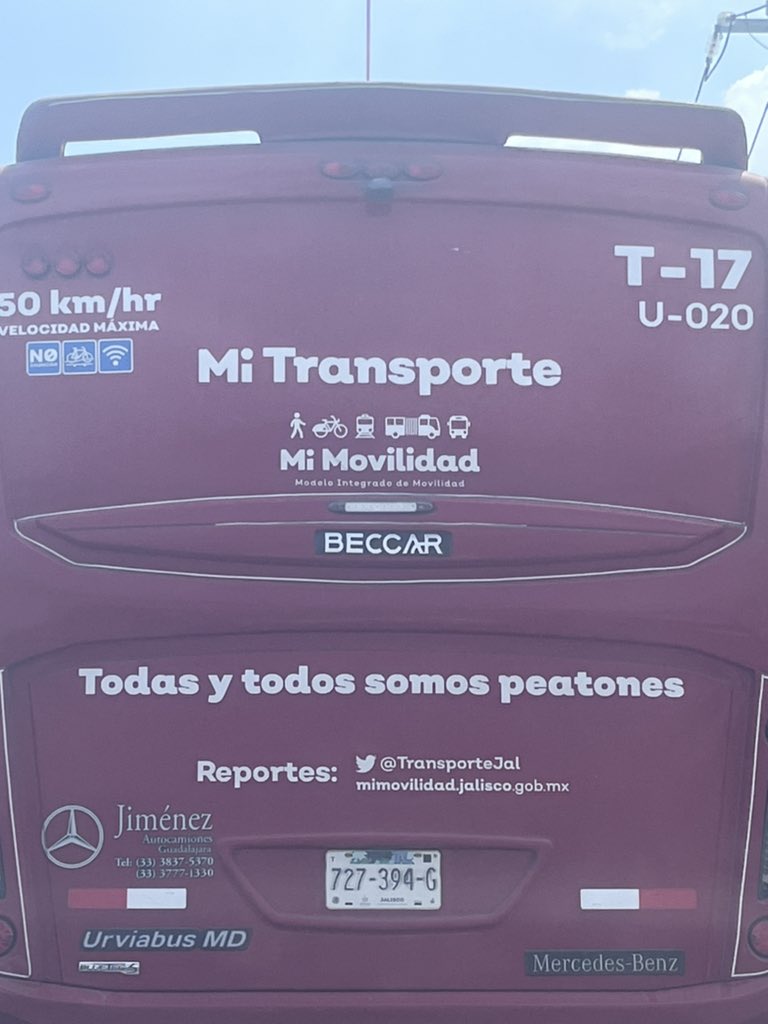 nikky_cm's tweet photo. @TransporteJal quiero reportar este autobús de pasajeros que va por lope Mateos norte a sur y se le va metiendo a todo mundo, por poco me choca https://t.co/lUNBu9RVZR