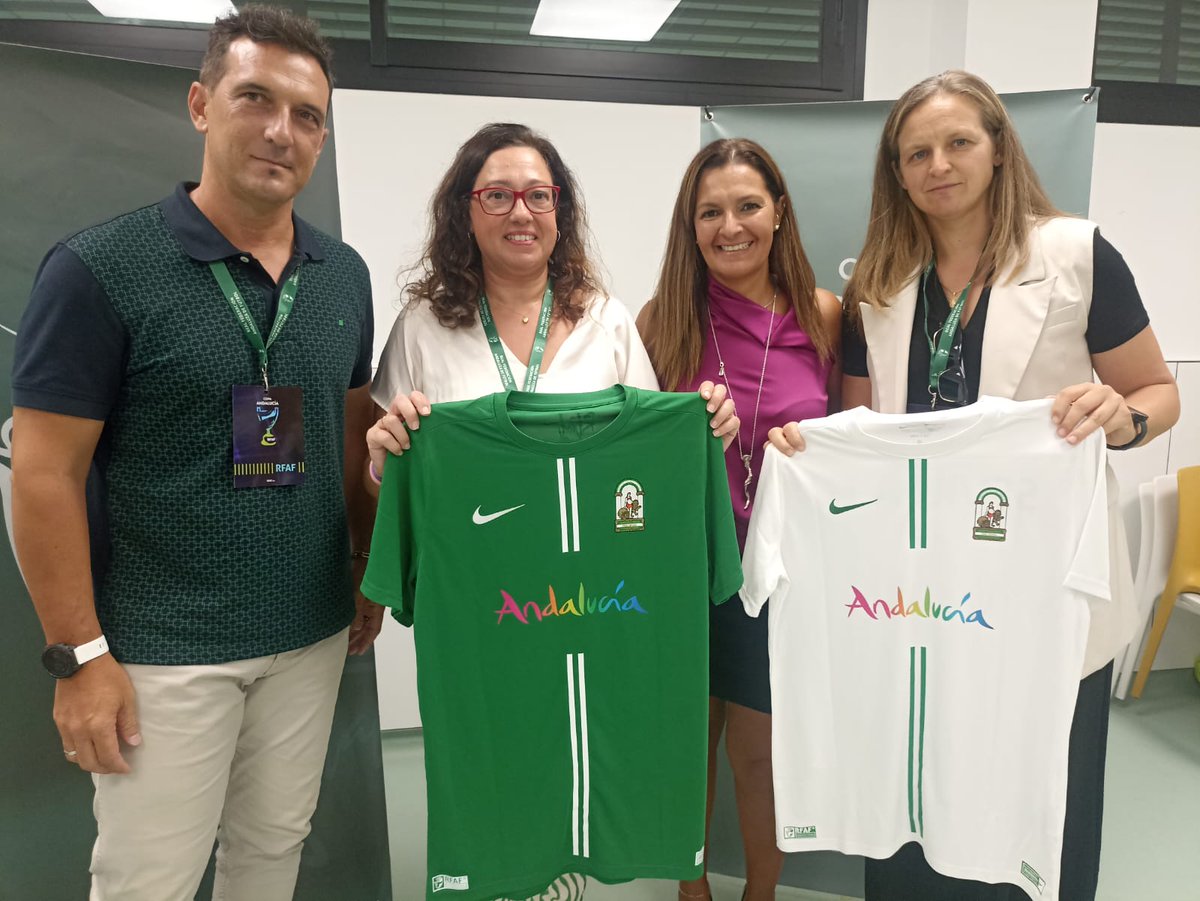 🏆 𝗖𝗼𝗽𝗮 𝗔𝗻𝗱𝗮𝗹𝘂𝗰𝗶́𝗮 de Clubes femeninos de Fútbol

🤝 La @rfaf obsequia a los cuatros equipos andaluces <a href="/RealBetisFem/">Real Betis Féminas</a>, <a href="/GranadaCF_Fem/">Granada CF Femenino</a>, <a href="/sportinghuelva/">Fundación Cajasol Sporting de Huelva</a> y <a href="/SevillaFC_Fem/">Sevilla FC Femenino</a> con camisetas de la selección andaluza de la mano de Meritxell Rubio, presidenta del fútbol femenino