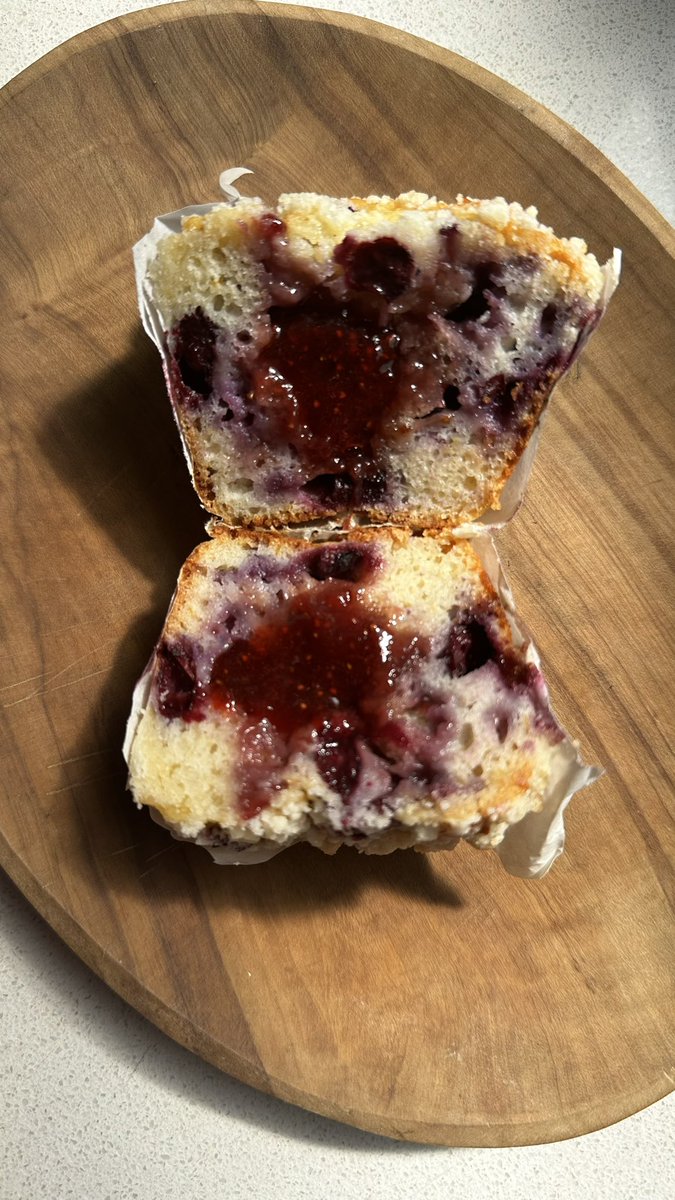 PedroLambertini's tweet photo. Muffins de yogur, arándanos y frutillas con crumble

Una receta fácil y rápida, que gustará a grandes y chicos. Esta fórmula, ideal para la hora del té, me resulta balanceada, húmeda, de un sabor muy agradable por la combinación de la naranja, el limón y la vainilla, y el toque crocante y goloso del crumble. La tonalidad de la superficie, en dos matices de dorado y los arándanos a la vista le confieren un aspecto muy apetitoso. Anímense a sumarle una sorpresa especial en su interior. Acompañé con un té negro con cacao, cascarillas de naranja, canela y pimienta rosa, que preparé con la  @RoyalPrestige ®️ExperTea.

Salen 7 unidades

Para la masa:
1 huevo
260 ml de yogur natural sin azúcar
3 cdas (45 ml) de aceite neutro
Ralladura de 1⁄2 naranja 
Ralladura de 1⁄2 limón
1 cdita. de extracto de vainilla 
200 g de harina
1 y 1/2 cdita de polvo de hornear
150 g de azúcar
1⁄4 cdita. de sal
160 g de arándanos

Para el corazón de frutilla

250 g de frutillas
120 g de azúcar
Jugo de medio limón

Para el crumble:

20 g de manteca 
25 g de harina 
15 g de azúcar
1 pizca de sal

Preparar una mermelada rápida con las frutillas mezclando todo en una olla, cocinando a fuego fuerte y revolviendo. Reservar.
Para el crumble desgranar la manteca fría con la harina, el azúcar y la sal hasta obtener grumos parejos.
Precalentar el horno a 160 °C.
Enmantecar el molde elegido y forrarlo con papel manteca de manera que este sobresalga de los bordes aumentando su capacidad. Enmantecar y enharinar los moldes forrados.
Para la masa mezclar el huevo, el yogur, el aceite, las ralladuras y la vainilla.
Integrar la harina y el polvo de hornear tamizados con el azúcar y la sal.
Unir ambas preparaciones, sin mezclar de más, para obtener una masa grumosa. Sumar los arándanos.
Colocar masa casi hasta el borde de los moldes. Ahuecar con una cucharita mojada y llenar el hueco con 1 cdita de mermelada. Sellar con 1 cda de masa. Espolvorear los grumos por encima y cocinar durante 35’.

#Lambertips

Pueden reemplazar los arándanos y/ o las frutillas por frambuesas.
Pueden reemplazar el yogur por crema y omitir el aceite.
La mermelada se puede colocar en crudo o después de cocida. En el primer caso es posible que migre y/ o sea absorbida en parte por la masa. Si deciden rellenar el muffin luego de cocido basta con colocarla en manga con pico largo, liso y fino (pico para profiteroles), y embutir. En este caso podrán ponerle más cantidad y quedará más escindido de la masa.