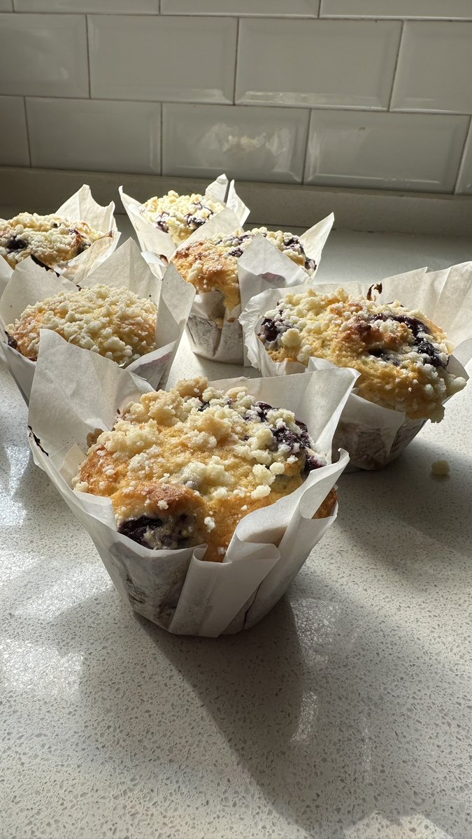 PedroLambertini's tweet photo. Muffins de yogur, arándanos y frutillas con crumble

Una receta fácil y rápida, que gustará a grandes y chicos. Esta fórmula, ideal para la hora del té, me resulta balanceada, húmeda, de un sabor muy agradable por la combinación de la naranja, el limón y la vainilla, y el toque crocante y goloso del crumble. La tonalidad de la superficie, en dos matices de dorado y los arándanos a la vista le confieren un aspecto muy apetitoso. Anímense a sumarle una sorpresa especial en su interior. Acompañé con un té negro con cacao, cascarillas de naranja, canela y pimienta rosa, que preparé con la  @RoyalPrestige ®️ExperTea.

Salen 7 unidades

Para la masa:
1 huevo
260 ml de yogur natural sin azúcar
3 cdas (45 ml) de aceite neutro
Ralladura de 1⁄2 naranja 
Ralladura de 1⁄2 limón
1 cdita. de extracto de vainilla 
200 g de harina
1 y 1/2 cdita de polvo de hornear
150 g de azúcar
1⁄4 cdita. de sal
160 g de arándanos

Para el corazón de frutilla

250 g de frutillas
120 g de azúcar
Jugo de medio limón

Para el crumble:

20 g de manteca 
25 g de harina 
15 g de azúcar
1 pizca de sal

Preparar una mermelada rápida con las frutillas mezclando todo en una olla, cocinando a fuego fuerte y revolviendo. Reservar.
Para el crumble desgranar la manteca fría con la harina, el azúcar y la sal hasta obtener grumos parejos.
Precalentar el horno a 160 °C.
Enmantecar el molde elegido y forrarlo con papel manteca de manera que este sobresalga de los bordes aumentando su capacidad. Enmantecar y enharinar los moldes forrados.
Para la masa mezclar el huevo, el yogur, el aceite, las ralladuras y la vainilla.
Integrar la harina y el polvo de hornear tamizados con el azúcar y la sal.
Unir ambas preparaciones, sin mezclar de más, para obtener una masa grumosa. Sumar los arándanos.
Colocar masa casi hasta el borde de los moldes. Ahuecar con una cucharita mojada y llenar el hueco con 1 cdita de mermelada. Sellar con 1 cda de masa. Espolvorear los grumos por encima y cocinar durante 35’.

#Lambertips

Pueden reemplazar los arándanos y/ o las frutillas por frambuesas.
Pueden reemplazar el yogur por crema y omitir el aceite.
La mermelada se puede colocar en crudo o después de cocida. En el primer caso es posible que migre y/ o sea absorbida en parte por la masa. Si deciden rellenar el muffin luego de cocido basta con colocarla en manga con pico largo, liso y fino (pico para profiteroles), y embutir. En este caso podrán ponerle más cantidad y quedará más escindido de la masa.