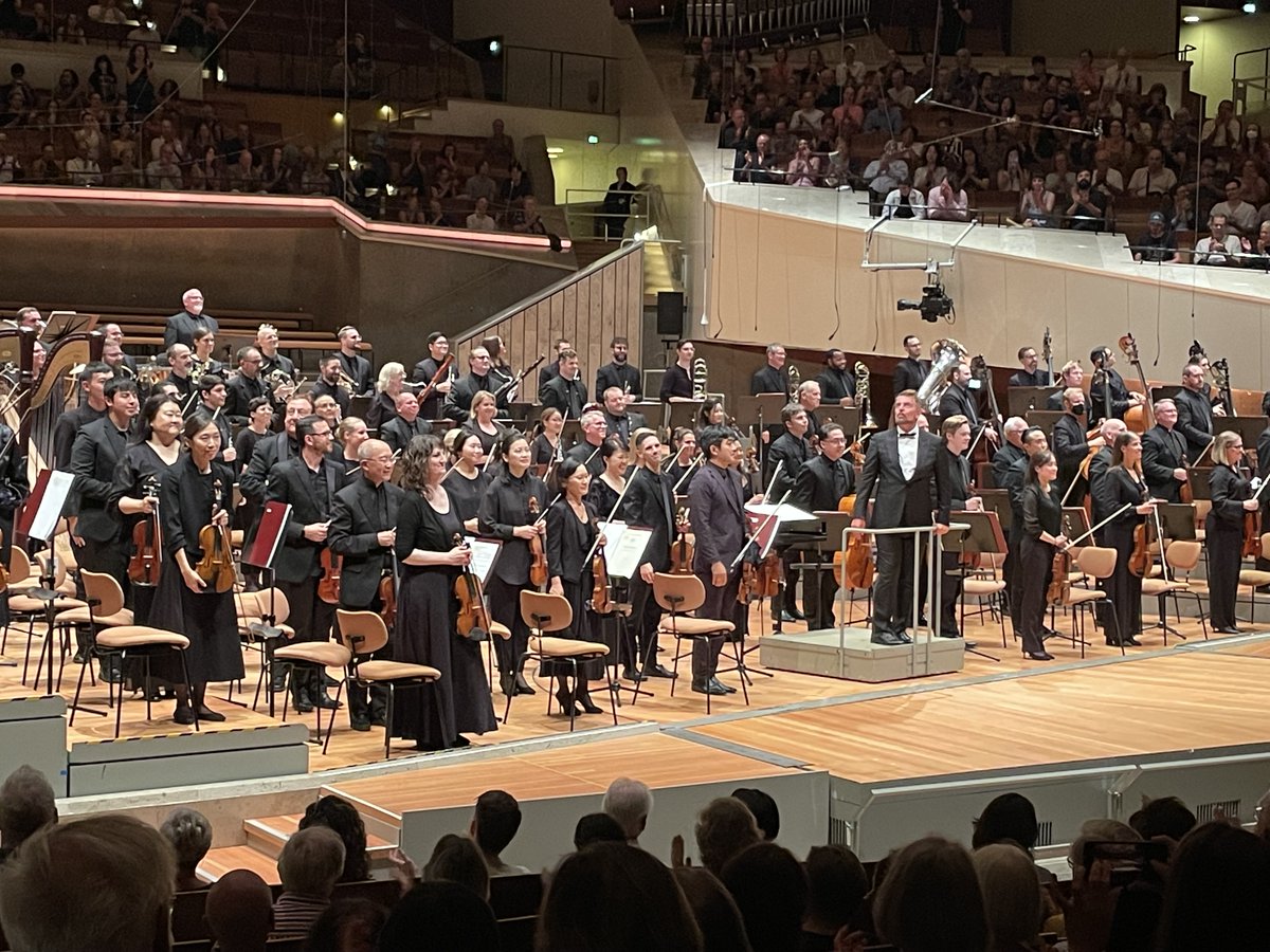 Was war das denn?
Sensationelles Konzert von Kansas City Symphony &amp; Matthias Pintscher mit #Ives, Copland 3 und Gershwins Rhapsody in Blue - <a href="/conradtao/">conrad tao</a> toller Pianist, der das Stück zwischen Chopin, Rachmaninov &amp; Count Basie auslotete. Großer Abend beim Musikfest <a href="/blnfestspiele/">Berliner Festspiele</a>