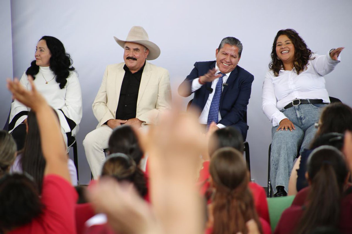 DavidMonrealA's tweet photo. Desde Nochistlán hicimos entrega de 300 becas de autoempleo para mujeres que fueron capacitadas en distintos talleres. La finalidad de este programa es impulsar el emprendimiento y fortalecer la economía familiar. ¡Enhorabuena por este beneficio!

#ElAñoDeLaPaz
#JuntosSomosPaz https://t.co/hp2grUqiIe