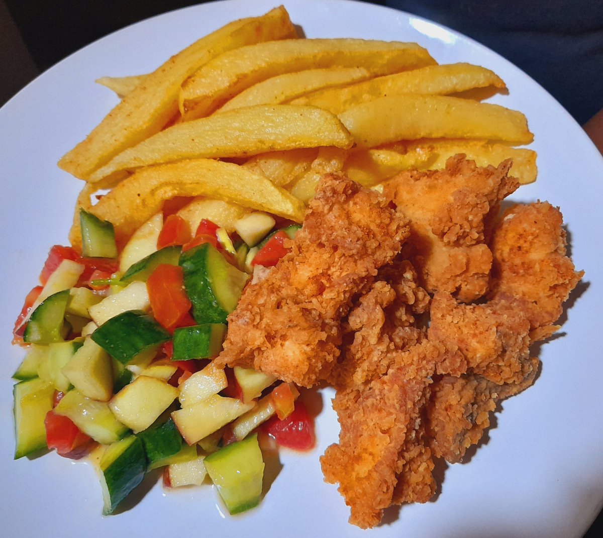 Potato chips,fried chicken tenders,cucumber and tomatoes <a href="/TeamFuloZim/">TeamFuloZim/Global</a>