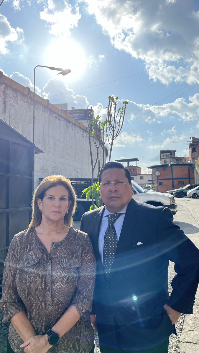 Saliendo del Helicoide sin noticias de <a href="/PerkinsRocha/">Perkins Rocha</a>, funcionarios expresaron, después de corta consulta con los superiores,que no pueden dar información. Continúa DESAPARECIDO + de 24 horas!!
Seguimos, no nos derrumbarán.
<a href="/Omar_moratosta/">Omar Mora Tosta</a>  <a href="/ConVzlaComando/">Comando ConVzla</a> <a href="/marianox1000/">mariano rocha</a>