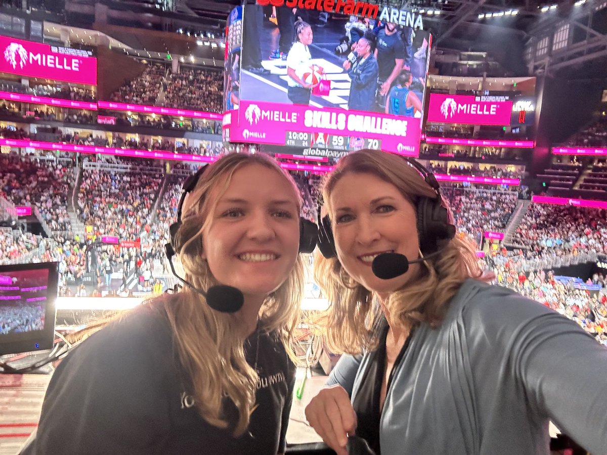 When the opportunity is there to provide an experience to listen and observe, we do it!
This is one of my players from ⁦<a href="/TeamBESTCHS/">Team B.E.S.T CHS</a>⁩ who surprised me at Fever vs Dream game so I invited her to hang out with me and ⁦<a href="/PatBoylanPacers/">Pat Boylan Fever/Pacers</a>⁩