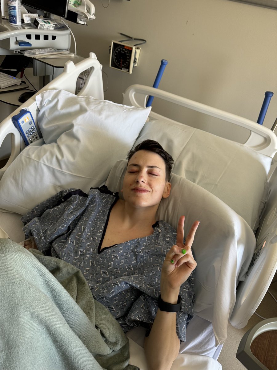 violet coyote 🐺🏴‍☠️ tweet media