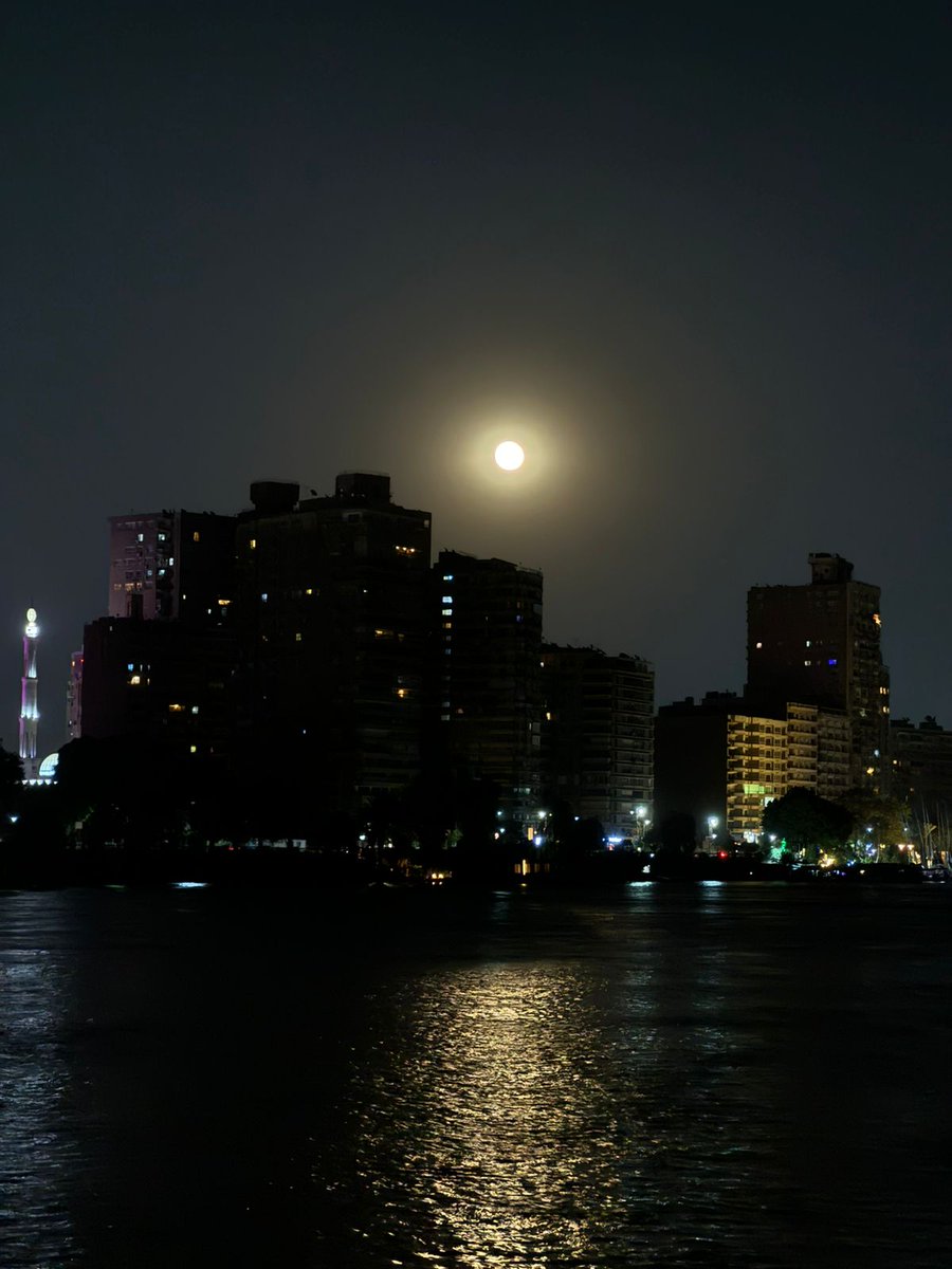 الليل و سماه و نجومه و قمره و أنت و أنا يا حبيبي أنا.