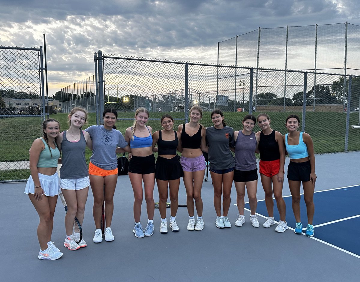 Varsity girls are up early this week for some 6 am practices to beat the heat 🥵 Great work girls!