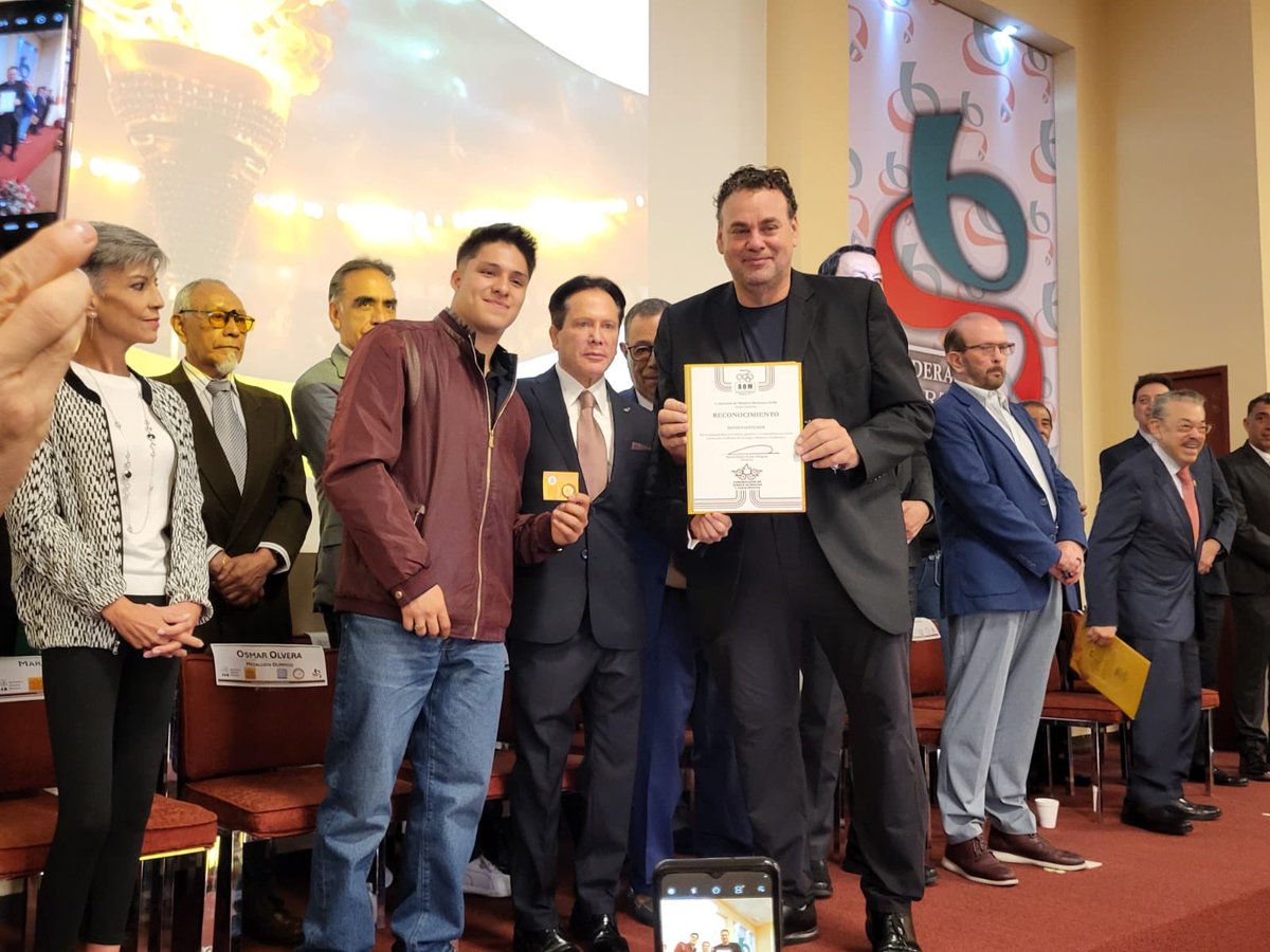 DanielAceves84's tweet photo. A través de la Asociación de Olímpicos Mexicanos #AOM; la #CODEME y con la presencia del doble medallista @Osmardiver05 se realizó la ceremonia de entrega de reconocimientos a comunicadores en Juegos Olímpicos y Paralímpicos, … (1/4) https://t.co/03wHHRm1eH