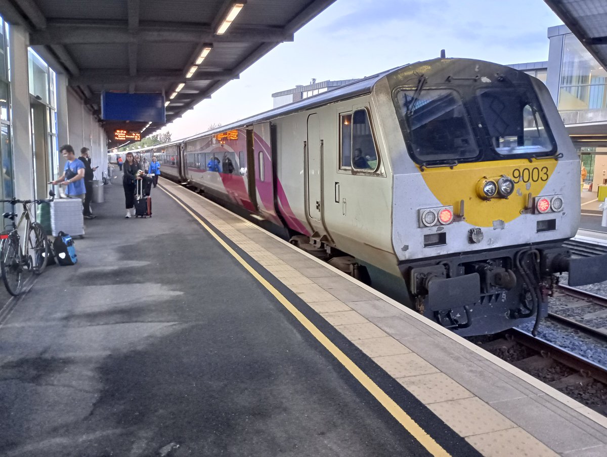 Proper train with proper cycle storage 👍 <a href="/Translink_NI/">Translink</a> <a href="/IrishRail/">Iarnród Éireann</a> 🙂👇