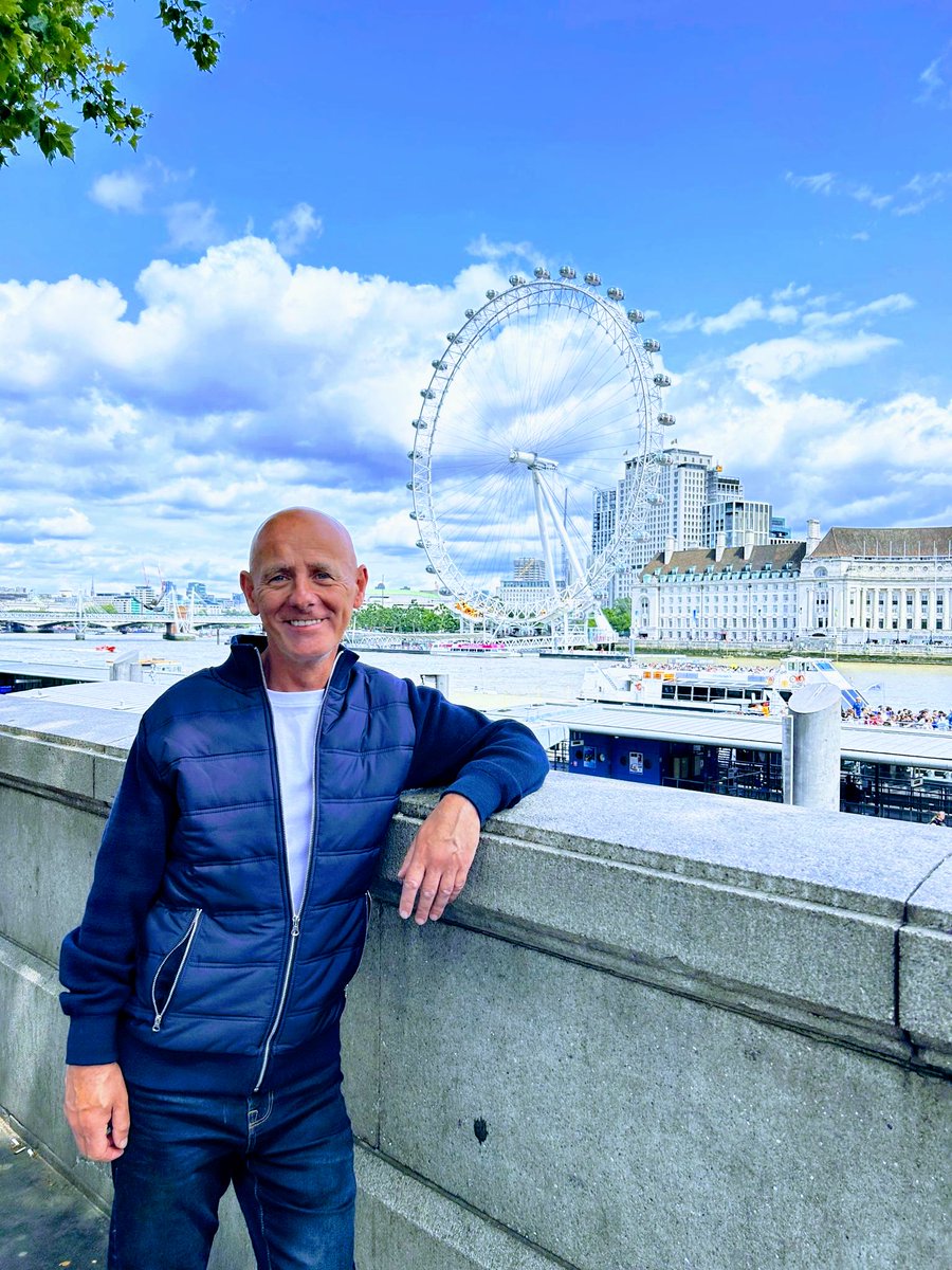 TravelPrintShop's tweet image. From this spot, with the Eye reflecting in the river, it’s easy to see why London captures the heart of so many 🏙️💙

#LondonVibes #ThamesViews #LondonEye #CityscapeMagic #AroundTheWorldArt #sbswinner
