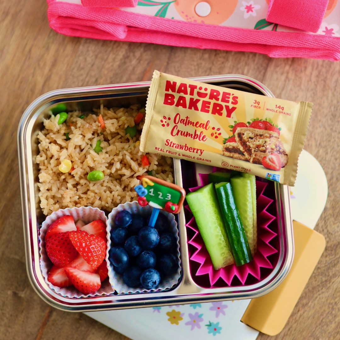 NaturesBakery's tweet photo. Happy lunch packing season! 🥪🍓🥒 Whether you’re packing up a lunch for yourself or your little ones, our Oatmeal Crumble is the perfect snack to throw in! https://t.co/VGjr1uu8zC