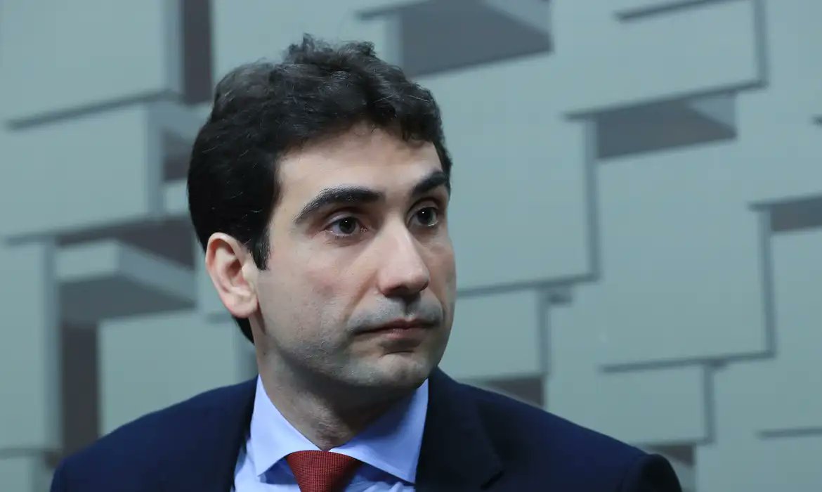costa_rui's tweet photo. Gabriel Galípolo, indicado pelo pres. @lulaoficial para presidir o BC, conta com a competência necessária para comandar a instituição. A sua experiência e compromisso serão essenciais para ajudar o país a continuar no caminho do desenvolvimento econômico e social. https://t.co/dw6SNjMODB