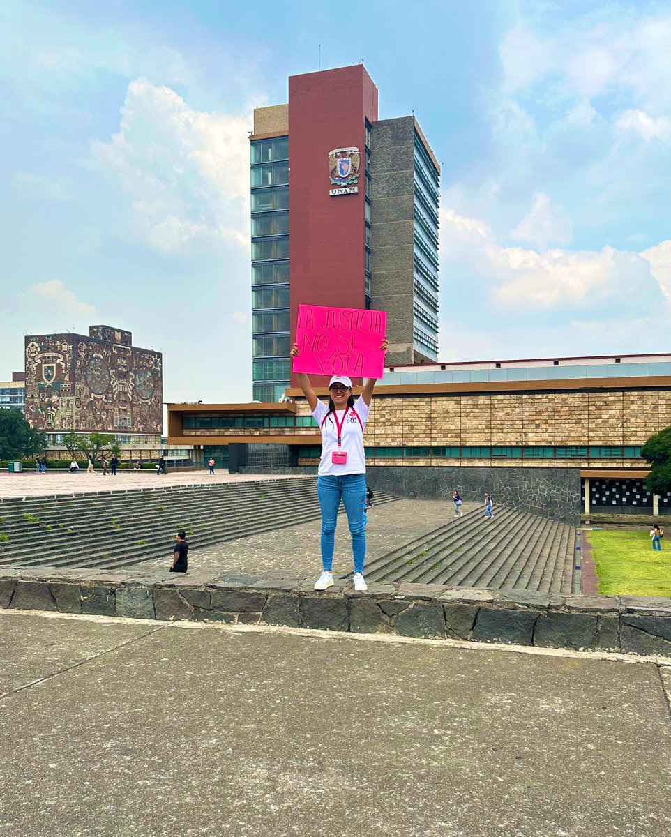 Mon26Zam's tweet photo. ¡Qué orgullo ser parte de esto! 💙💛💙💛
#UNAM
#IndependenciaJudicial https://t.co/iGs9Rwemi2