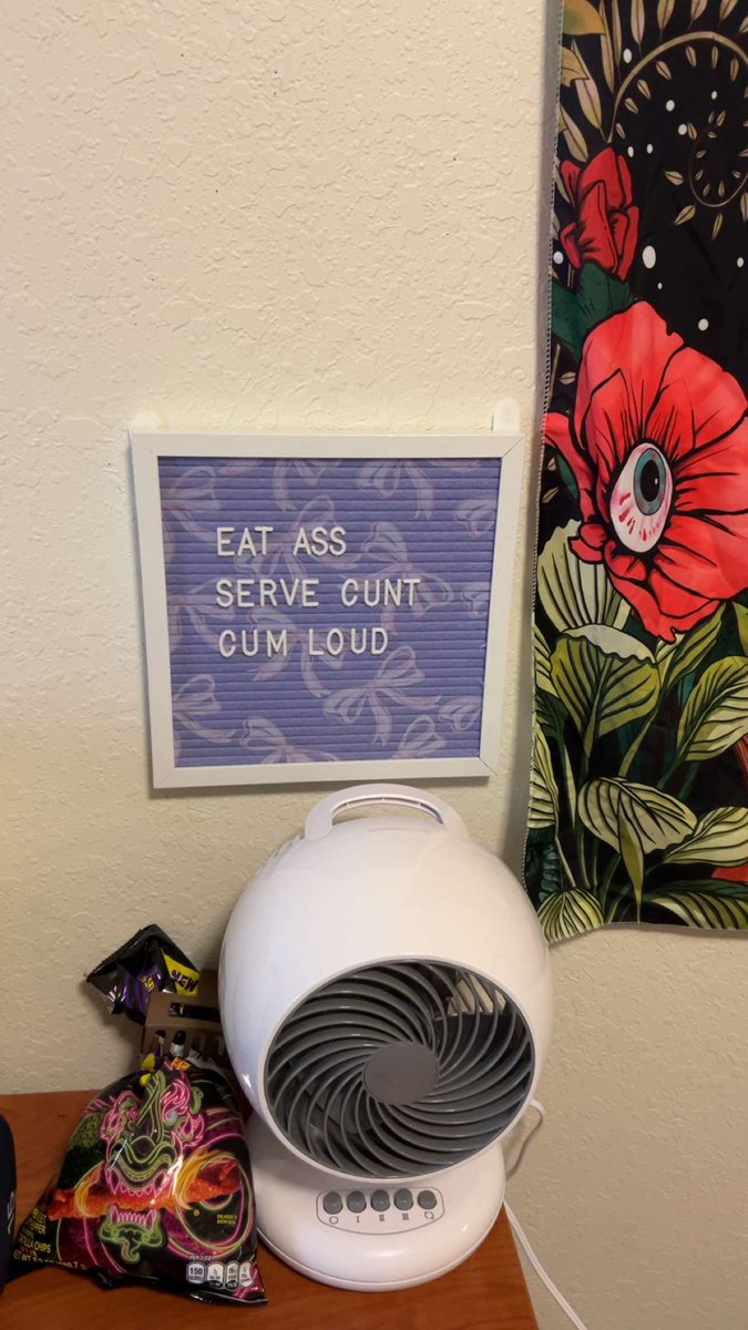 judithisdelulu's tweet image. getting into decorating my dorm