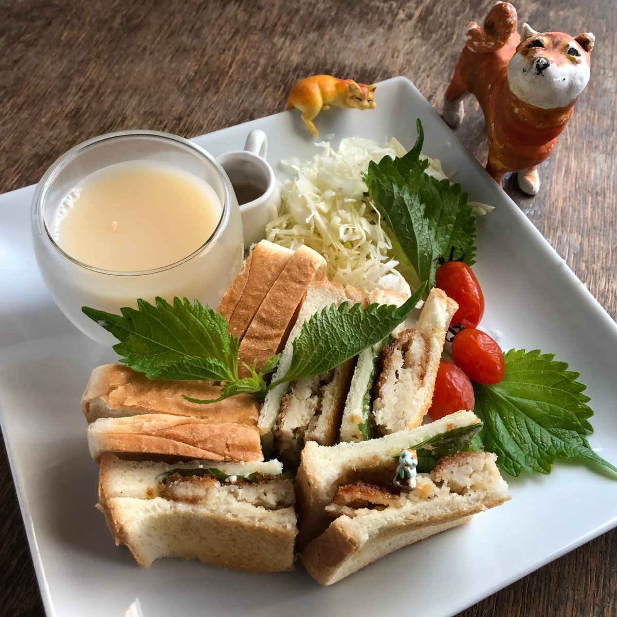 44310410's tweet photo. 20240829thu #妄想カフェ443 #朝ご飯 #朝食 #朝ごはん #あさごはん #ぼっちごはん #おうちごはん #breakfast #colazione #Petitdéjeuner #ワンプレート #朝ごパン #ヤマザキパン #ロイヤルブレッド #コロッケパン #コロッケサンド #毎日つづける乳酸菌 #Toastsand #sandwich #青じそ #大葉 #ミニトマト https://t.co/kocOEVYN5x
