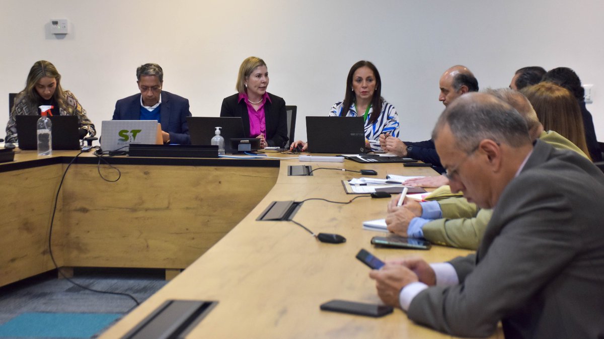 Supertransporte's tweet photo. La Delegada de Puertos Dina Rafaela Sierra y el Grupo de Logística del @MinTransporteCo, se reunieron con #Asonav y líneas navieras en calidad de nuevos sujetos vigilados por la #SúperTransporte de acuerdo con lo establecido en el Plan Nacional de Desarrollo Ley 2294 de 2023. https://t.co/63f5GeweAN