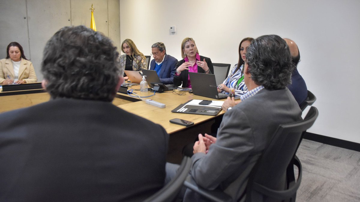 Supertransporte's tweet photo. La Delegada de Puertos Dina Rafaela Sierra y el Grupo de Logística del @MinTransporteCo, se reunieron con #Asonav y líneas navieras en calidad de nuevos sujetos vigilados por la #SúperTransporte de acuerdo con lo establecido en el Plan Nacional de Desarrollo Ley 2294 de 2023. https://t.co/63f5GeweAN