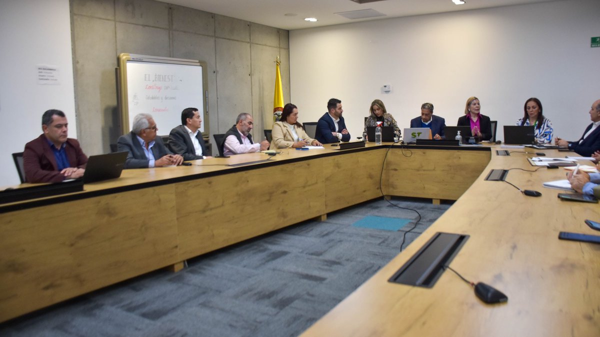 Supertransporte's tweet photo. La Delegada de Puertos Dina Rafaela Sierra y el Grupo de Logística del @MinTransporteCo, se reunieron con #Asonav y líneas navieras en calidad de nuevos sujetos vigilados por la #SúperTransporte de acuerdo con lo establecido en el Plan Nacional de Desarrollo Ley 2294 de 2023. https://t.co/63f5GeweAN