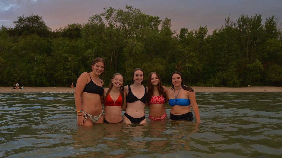 calischultz3's tweet image. First game of senior 🏐 got canceled because of a power outage😭 We made a team bonding day of it and hit the sand courts and beach after💚🤍🏐 #volleyball #Wisconsin #studentathlete #ncaavolleyball #big10volleyball #collegerecruit #classof2025 #libero #defensivespecialist #NCAA